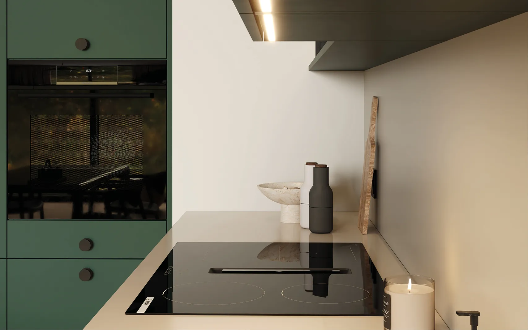 Detailansicht Küchenarbeitsplatte: schwarzes Induktionskochfeld mit integriertem Abzug, links grüner Hochschrank mit Backofen; Unterbau-LED; Schale, Salz- und Pfeffermühlen, Holzbrett und brennende Kerze.